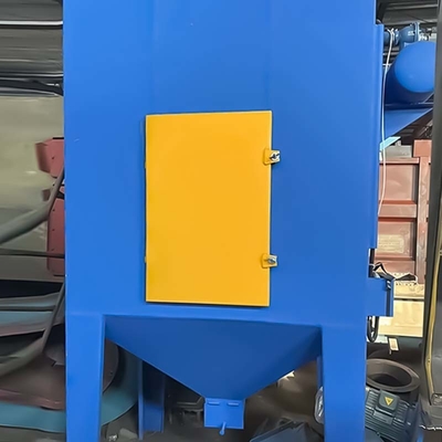 Abratore a trascinatore che si integra in una linea di produzione per la macchina per colpo di gomma